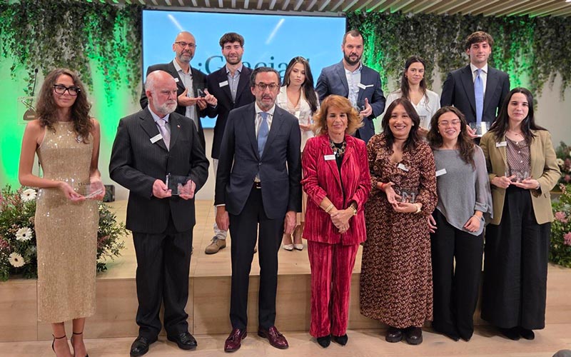 Estos galardones reconocen proyectos que fortalecen el tejido social, impulsan el talento joven y promueven el bienestar colectivo Foto de familia con organizadores y premiados
