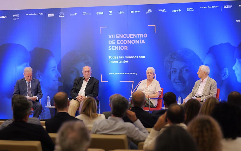 En el VII Encuentro de Economía Sénior Manuel Campo Vidal, José Luis Fernández, Inmaculada Ruiz y Lázaro González durante la mesa redonda del VII Encuentro de Economía Sénior