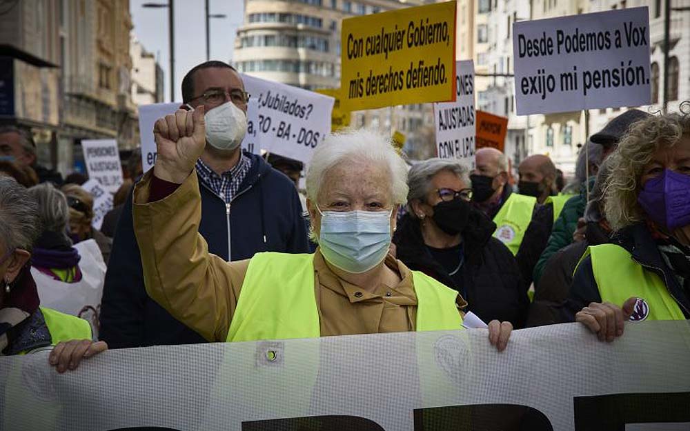 Una persona mayor reivindica los derechos de las personas mayores en una manifestación