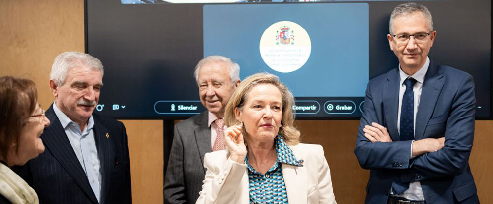 La ministra Nadia Calviño junto al presidente de la PMP, Lázaro González, y el secretario general de la PMP, Miguel Ángel Cabra de Luna.