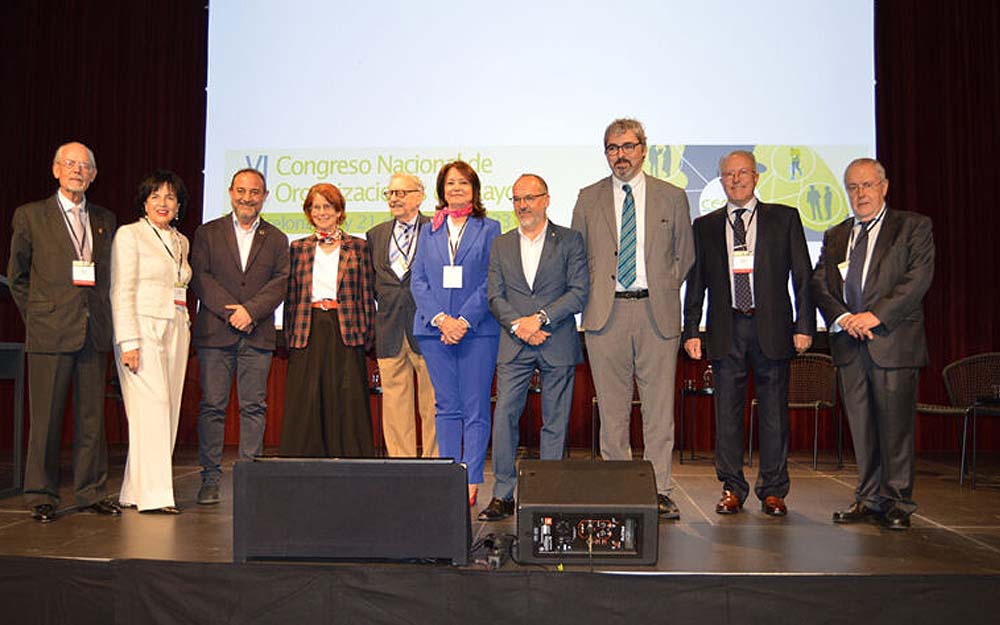 Foto de familia en la que aparecen, de izquierda a derecha, Ignacio Buqueras i Bach, Presidente Fundador CEOMA; Marina Troncoso Rodríguez, Presidenta de CAUMAS; Luis Alberto Barriga Martín, Director General del IMSERSO; Esther Giménez-Salinas i Colomer, Síndica de Greuges de Catalunya; Eduardo R. Rovira, Presidente del Comité Organizador del XI Congreso; Sabina Camacho Calderón, Presidenta de CEOMA; Carles Campuzano i Canadès, Conseller de Drets Socials de la Generalitat de Catalunya; Joan Ramón Riera Alema