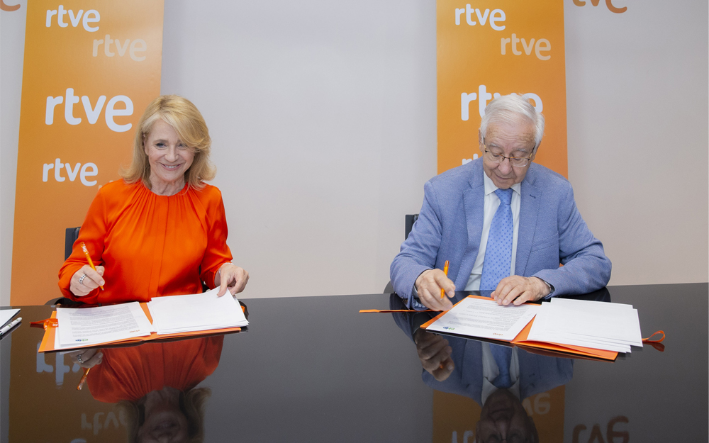 La presidenta interina de RTVE, Elena Sánchez Caballero, y el presidente de la PMP, Lázaro González García, han firmado un convenio de colaboración para poner en marcha iniciativas que promuevan la plenitud de los derechos y la mejora de las condiciones de vida de las personas mayores..