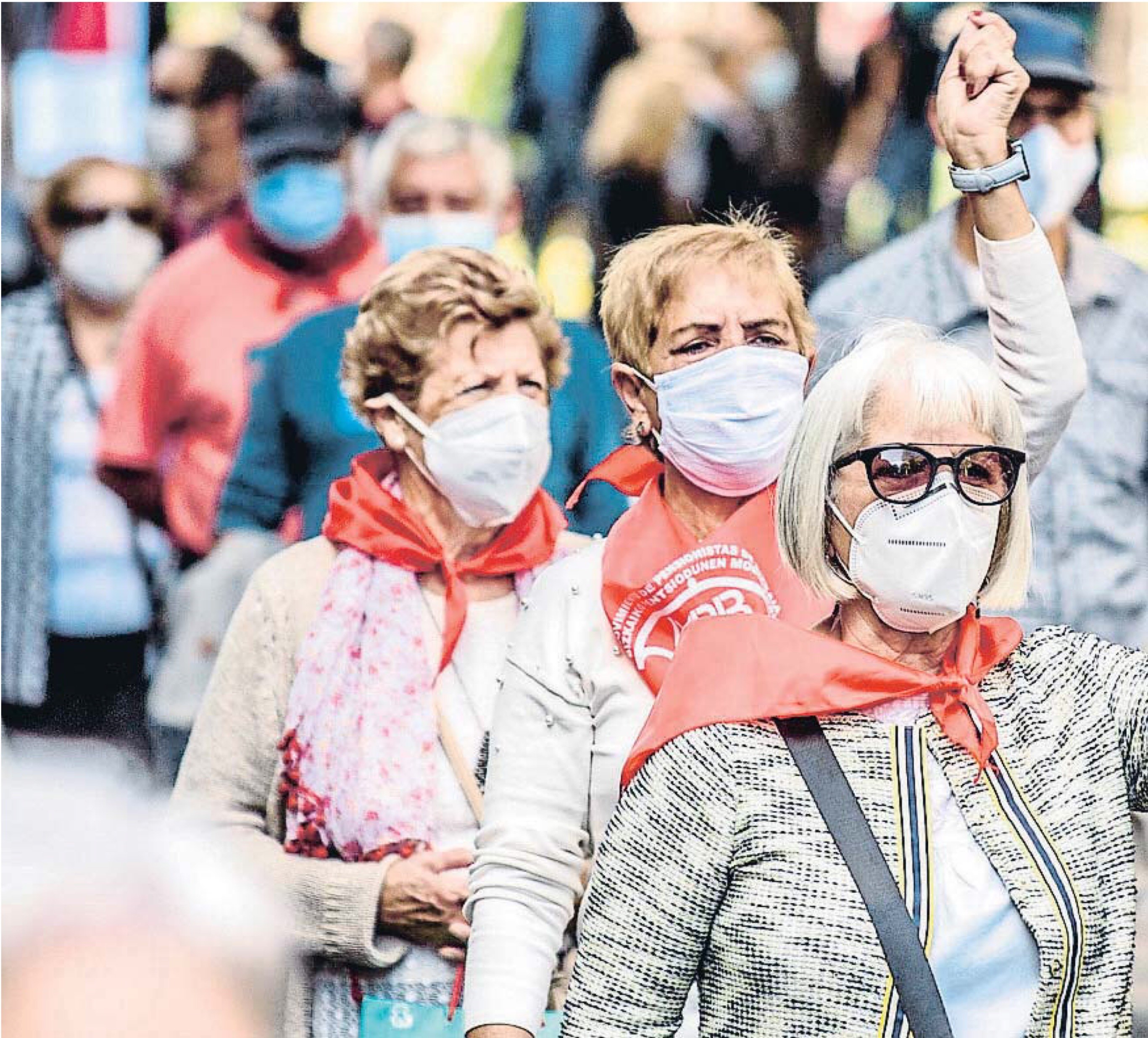 Los mayores de hoy son más “jóvenes” que en las generaciones anteriores. Dos mujeres mayores andando por la calle