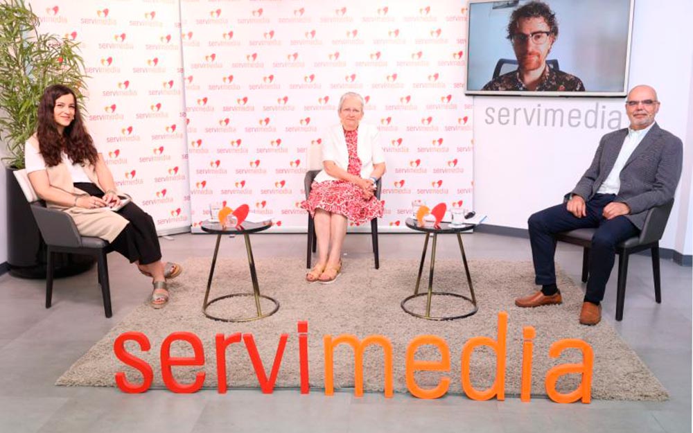 El 11% de los españoles se han sentido solos con frecuencia en el último año Imagen de los participantes en el diálogo de Servimedia.