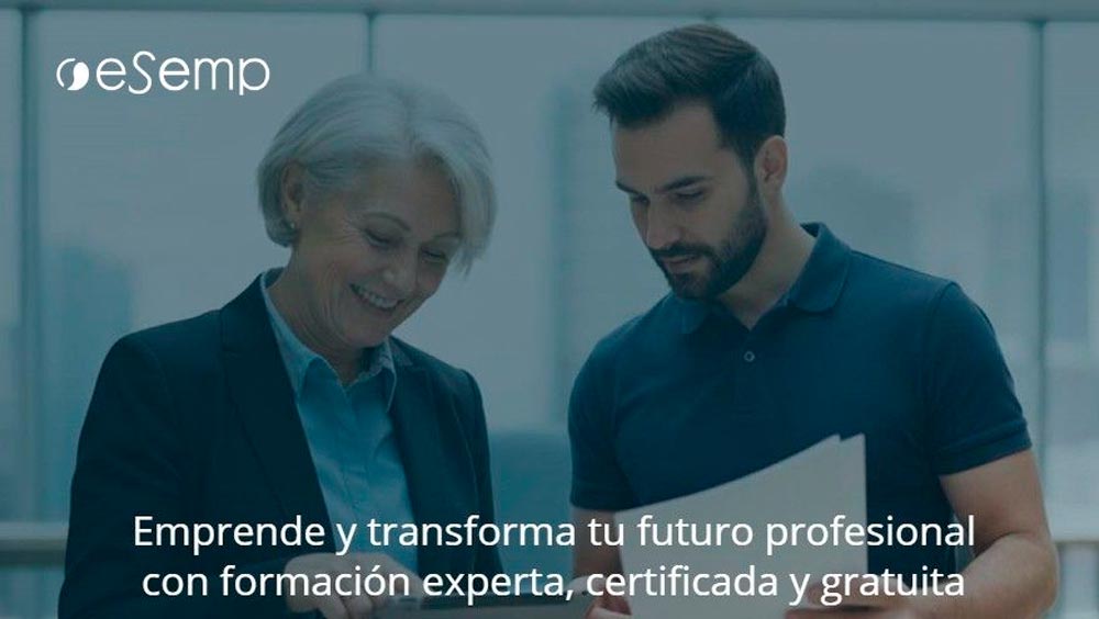 Dos personas revisan unos documentos