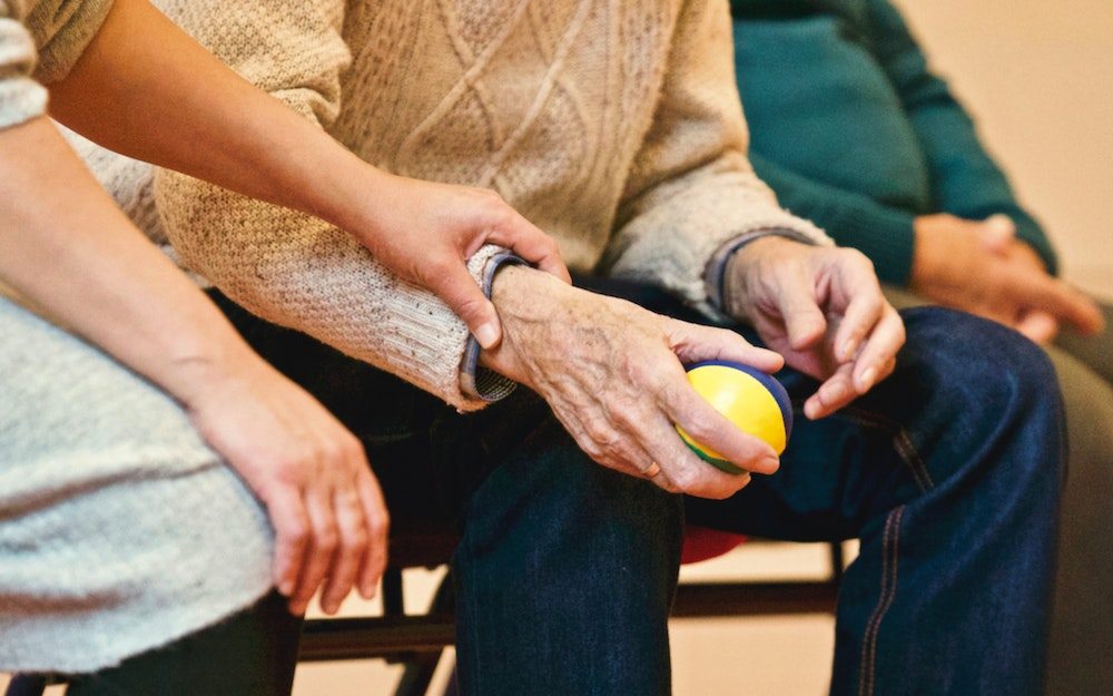 La Plataforma considera que las personas mayores deben de ejercer un papel clave en las mejoras que afectan al conjunto de la sociedad.