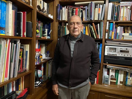 Carlos San Juan, de 78 años, en la biblioteca de su domicilio en Valencia
