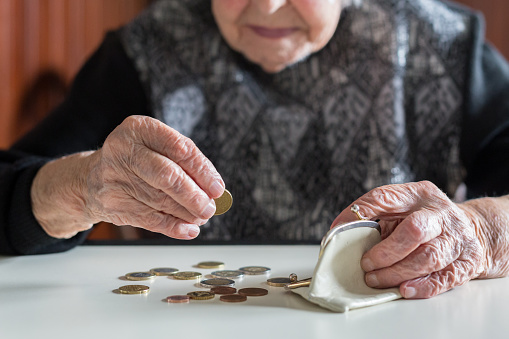El Gobierno ha dado un mes a la banca para analizar y actuar Manos de una persona mayor contando monedas