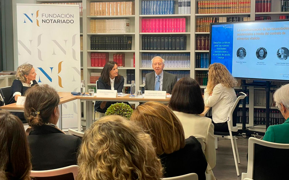 Acogió mesas redondas sobre el acogimiento de personas mayores y el contrato de alimentos Lázaro González interviene durante la jornada