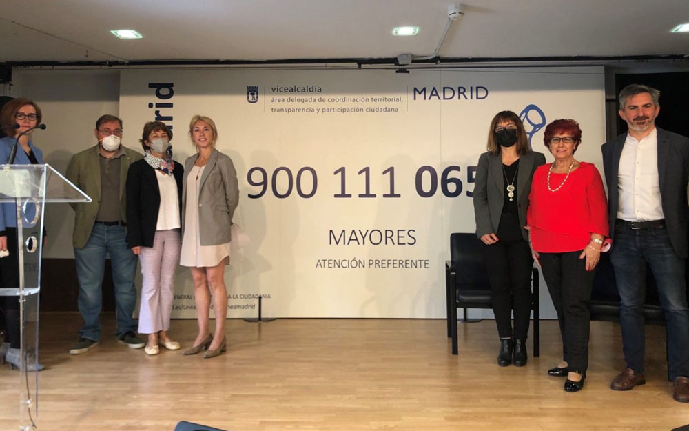 Momento de la presentación del número de teléfono gratuito para atender a mayores de 65 años, en el que han estado presentes la concejala del Área Delegada de Coordinación Territorial, Transparencia y Participación Ciudadana, Silvia Saavedra; el delegado de Familias, Igualdad y Bienestar Social, José Aniorte; el concejal de Latina, Alberto Serrano; y representantes de los grupos municipales y miembros de varias asociaciones de mayores del distrito.