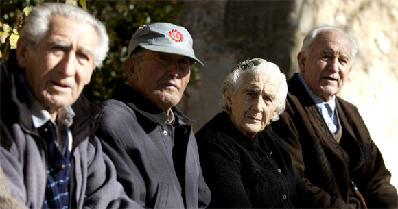 Cuatro hombres mayores mirando a la cámara 