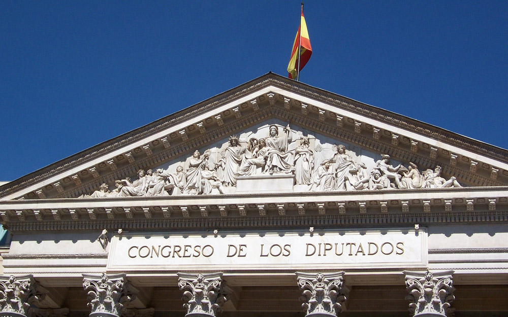 La PMP exige que sea un instrumento jurídico vinculante que promueva, proteja y asegure el ejercicio de los derechos humanos de las personas mayores. Imagen de la parte superior de la fachada del Congreso de los Diputados