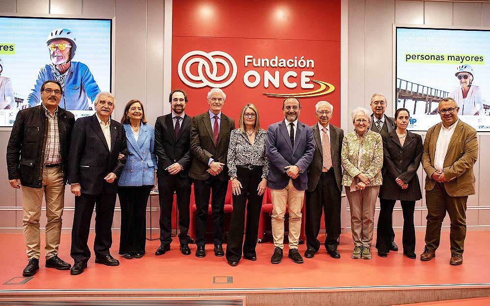 Foto de familia de la jornada 'La atención a la salud de las personas mayores', organizada por la Plataforma de Mayores y Pensionistas.