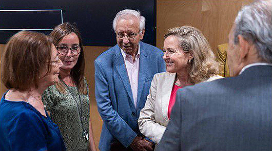 La ministra Nadia Calviño junto al presidente de la PMP, Lázaro González