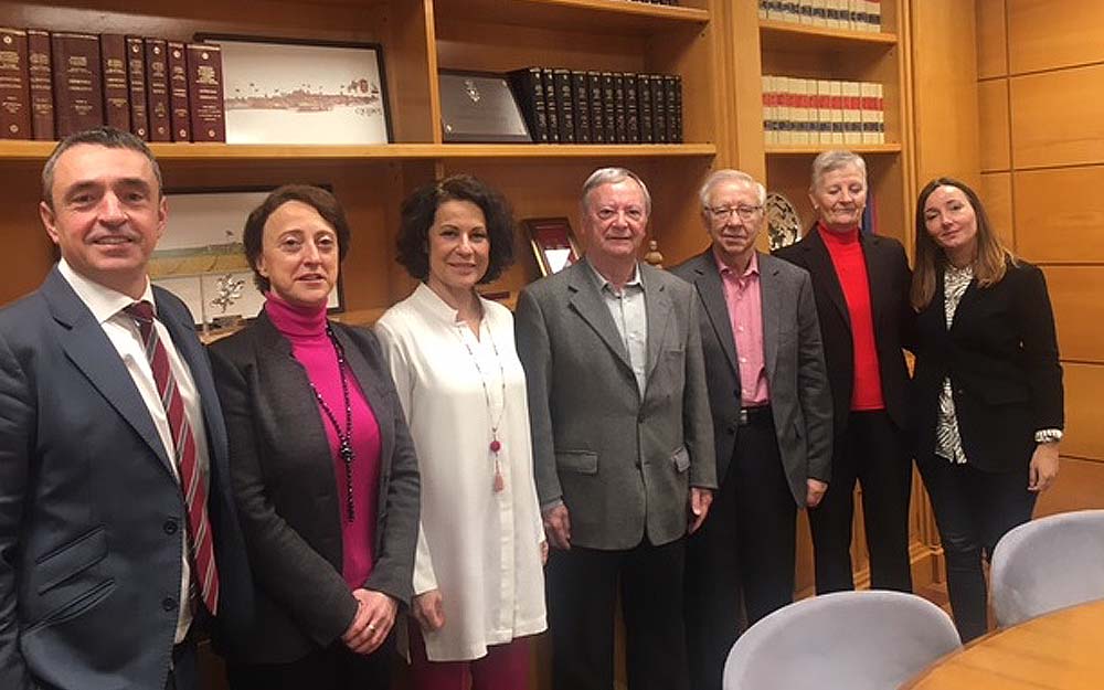 Fotografía en la que aparecen los miembros de la PMP y de la Agencia Tributaria que han estado presentes en la firman del protocolo de colaboración en materia de información y asistencia a las personas mayores.