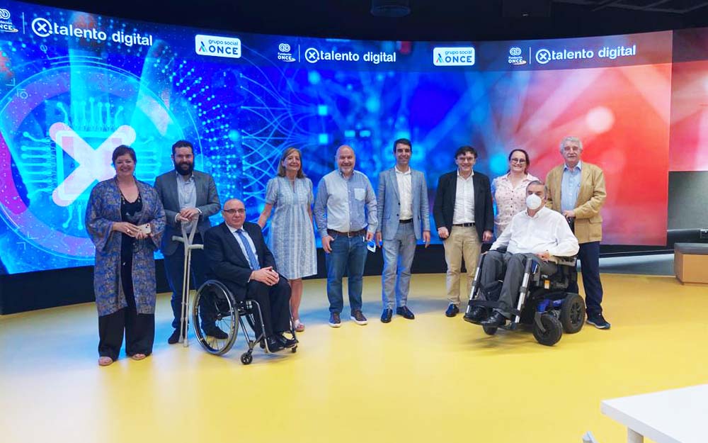 Ha solicitado a la empresa la simplificación y agilización de los trámites para la implementación y construcción de ascensores Foto de familia de los participantes en la reunión entre la PMP, Otis y el Cermi