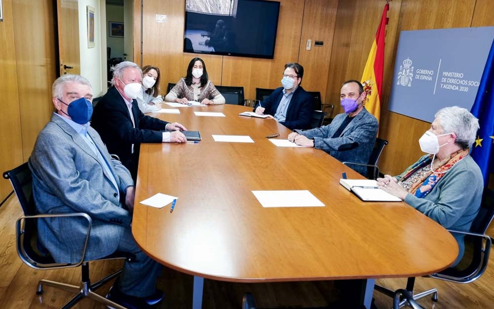 En la reunión, se ha abordado la necesidad de un nuevo marco normativo que proteja los derechos de las personas mayores respecto al acceso a los servicios bancarios Ángel Rodrígez Castedo y Miguel Ángel Cabra de Luna, presidente y secretario general de la PMP en la reunión celebrada este martes en la sede del IMSERSO con su director general, Luis Alberto Barriga