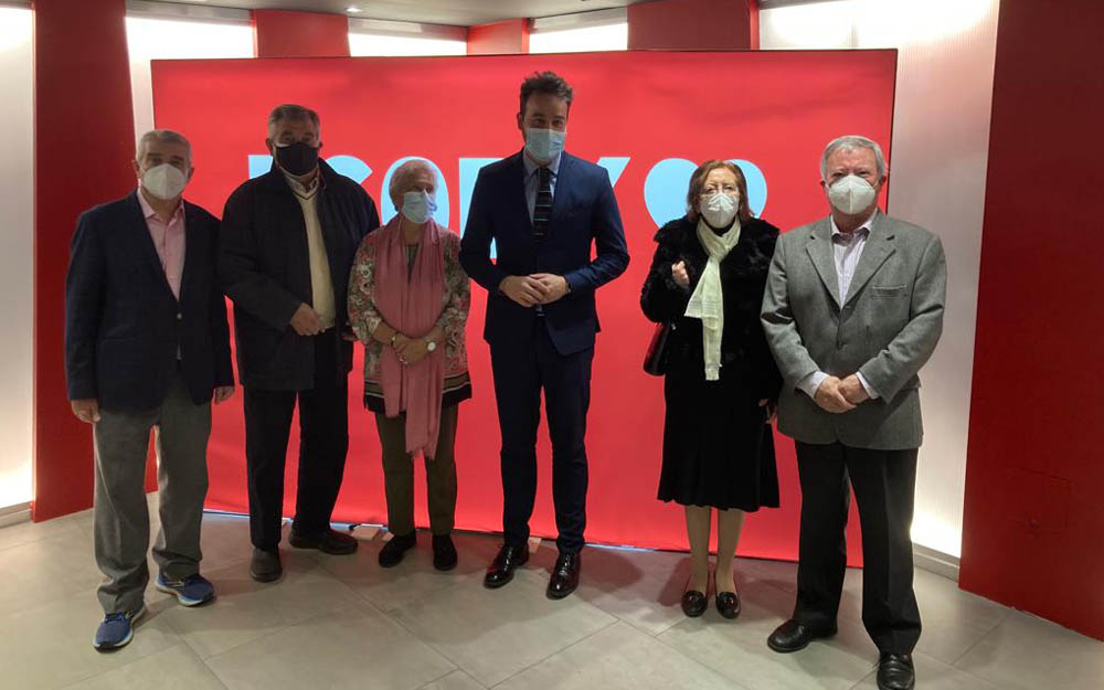 Miembros del PSOE con los representantes de la PMP
