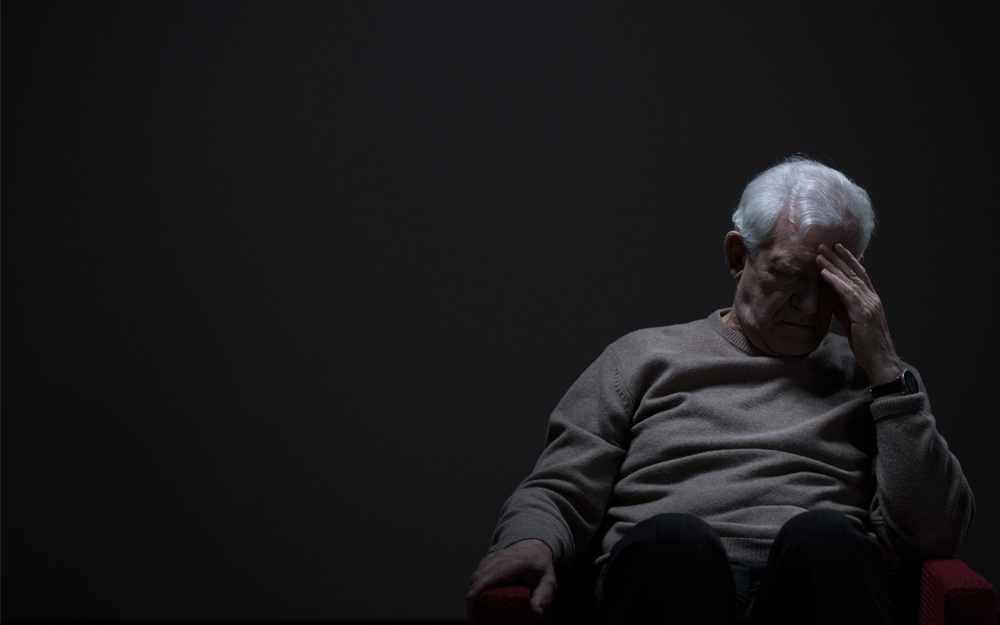 La soledad no deseada afecta a más de dos millones de personas mayores de 65 años en España Fotografía en blanco y negro en la que aparece una persona mayor, sentada y sola