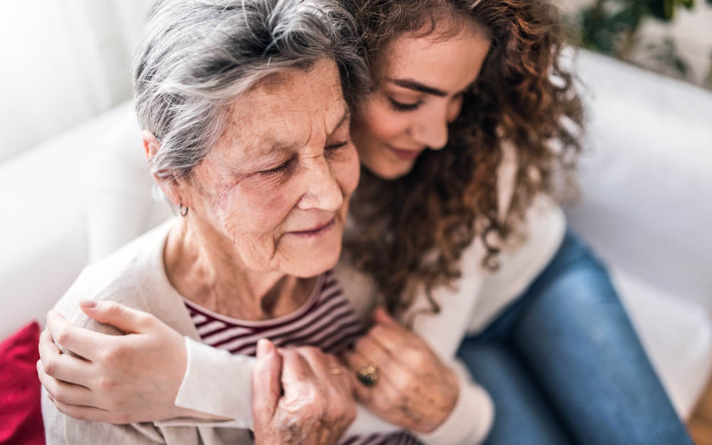 Día Europeo de la Solidaridad entre Generaciones Mujer mayor y chica joven abrazándose