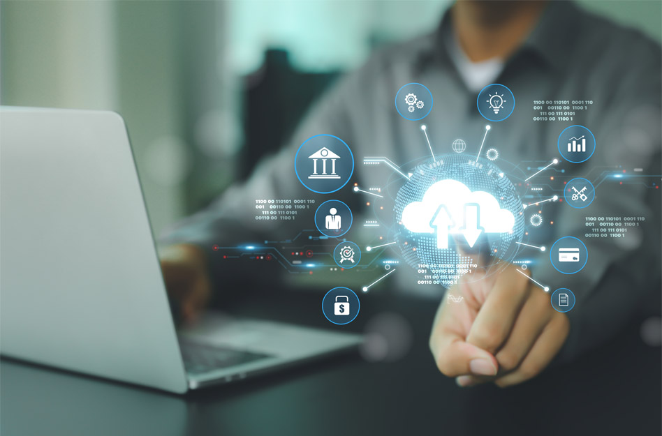 Se llevarán a cabo acciones formativas de Escalón 0 en competencias digitales para personas mayores Las manos de una persona sentada frente a un ordenador tocan lo que parece ser un holograma.