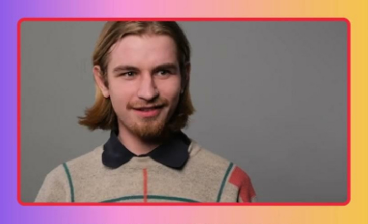 Un hombre con pelo largo sonriendo.