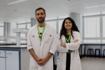 Dos investigadores en el laboratorio