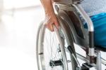 Persona mayor en una silla de ruedas