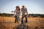 Un abuelo y una abuela con su nieto en el campo
