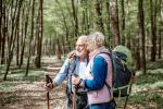 Un hombre y una mujer con mochilas paseando por un bosque