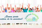 Varias personas sostienen el cartel con el logotipo de empresa amigable de CEOMA