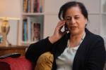 Una mujer hablando por teléfono