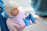 Una mujer es atendida en un dentista