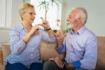 Una mujer conversa con un hombre sordo