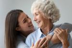 Una abuela con su nieta