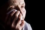 Una mujer mayor se seca las lágrimas