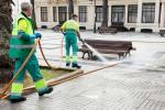 Dos operarios de la limpieza trabajan en la calle.