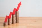 Cuatro montones de monedas dispuestos en orden creciente simulando un gráfico