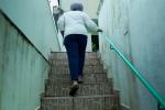 una mujer sube unas escaleras