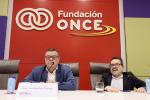 Jesús Martín Blanco y y José Luis Martínez Donoso, posando durante la clausura del evento bajo el panel de Fundación ONCE