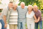 Un grupo de personas mayores posan sonrientes