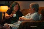 Una señora le ofrece una taza a una mujer mayor