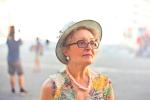 Una mujer con sombrero