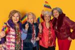 Un grupo de personas con banderas arcoriris