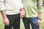Dos hombres agarrados de la mano
