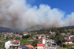 Pueblo con humo de incendio