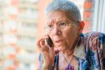 Una mujer habla por teléfono