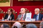 El profesor José Manuel Ribera junto a la ministra Mónica García durante el acto de presentación del libro