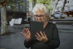 Una mujer manejando una tablet