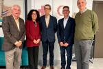 5 personas en pie de la Cruz Roja y la PMP 